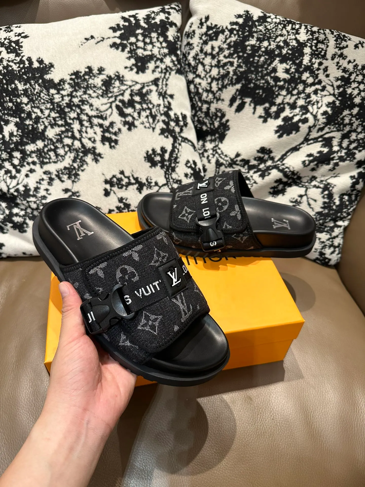 Men's shoes 💰360💰 LV buckle and Velcro, cowhide surface, sheepskin lining, size 36-46